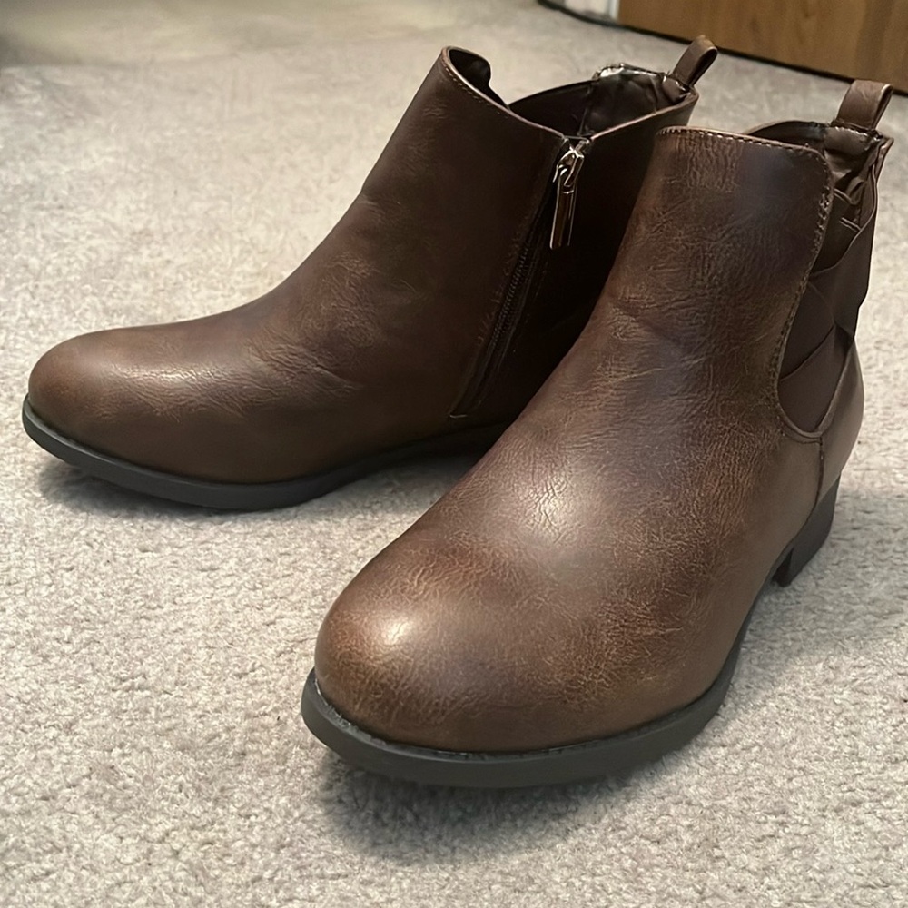 Never worn Brown ankle boots size 8W